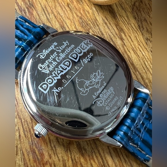 T20. Donald Duck Figure Character Study Watch Collection Made of Ceramic - Picture 4 of 14